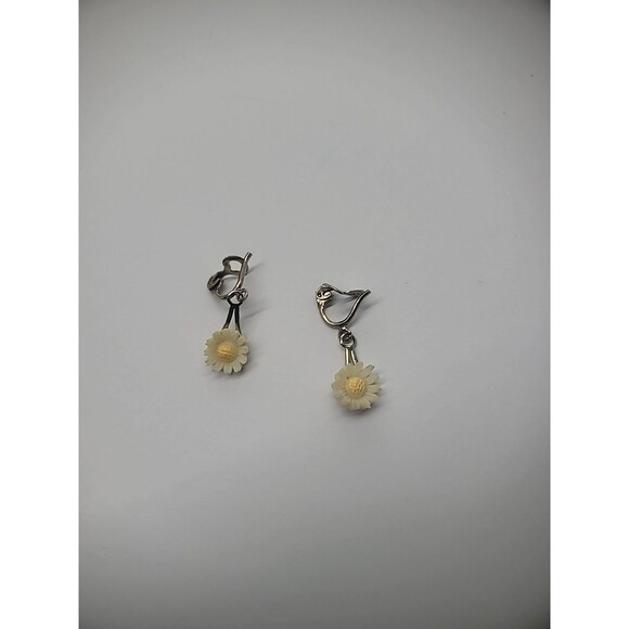 Vintage Earrings Clip On Gold Tone Daisy Flowers Dainty Small Jewelry Costume - Picture 11 of 12